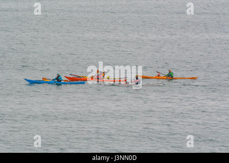 Newlyn, Cornwall, UK. 7 mai 2017. Météo britannique. Après la tempête vendredi et samedi, les eaux au large de Newlyn, Mounts Bay, devenir à nouveau calme et ensoleillée avec les canoéistes et pêcheurs dans la mer calme. Crédit : Simon Maycock/Alamy Live News Banque D'Images