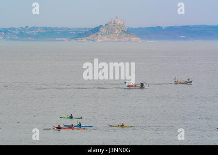 Newlyn, Cornwall, UK. 7 mai 2017. Météo britannique. Après la tempête vendredi et samedi, les eaux au large de Newlyn, Mounts Bay, devenir à nouveau calme et ensoleillée avec les canoéistes et pêcheurs dans la mer calme. Crédit : Simon Maycock/Alamy Live News Banque D'Images