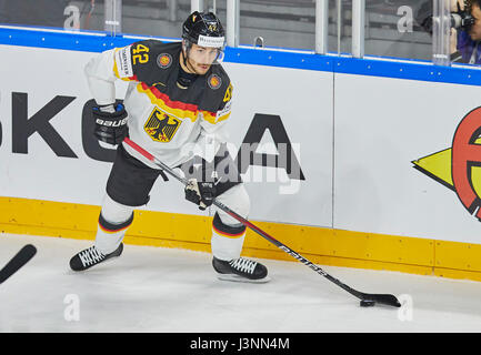 Cologne, Allemagne. 6 mai, 2017. Yasin EHLIZ, DEB 42 entraîne la rondelle, action, full-size, pic unique, shoot, passe, technic, Allemagne - Suède 2-7 Championnats du monde hockey sur glace 2017, l'Allemagne, DEB , Cologne, Allemagne 06.05.2017 © Peter Schatz / Alamy Live News Banque D'Images