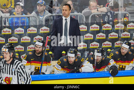 Cologne, Allemagne. 6 mai, 2017. Bundestrainer Marco STURM, DEB Cheftrainer , Formateur, Gerrit FAUSER, DEB 43 Matthias PLACHTA, DEB 22 Brooks MACEK, DEB 12 Profi LNH Tobias RIEDER, DEB 8 lecteurs la rondelle, action, full-size, pic unique, shoot, passe, technic, Allemagne - Suède 2-7 Championnats du monde hockey sur glace 2017, l'Allemagne, DEB , Cologne, Allemagne 06.05.2017 © Peter Schatz / Alamy Live News Banque D'Images