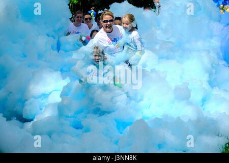 Weymouth, Dorset, UK. 7 mai, 2017. Des centaines de coureurs sponsorisés participer à un Weldmar la ruée vers bulle à Weymouth. L'événement, qui comportait un 4km de course en passant par une série de couleurs où les participants des stations de bulle sont couverts de mousse de couleur a recueilli des fonds pour l'Weldmar Hospicecare Trust, Crédit : Tom Jura/Alamy Live News Banque D'Images