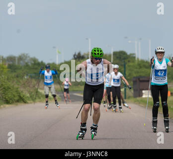 Londres, Royaume-Uni. 7 mai, 2017. 15k Course Rollerski hébergé par Londres Cross-Country Ski Club Hillindon au circuit du cycle de l'ouest de Londres, Royaume-Uni. 07 mai 2017 numéro 33. Strolia les mantas sur tous les gagnant de la course dans un temps de 30.20 ici Mantas est de patinage libre de droits Photo crédit : Brian Southam/Alamy Live News Banque D'Images