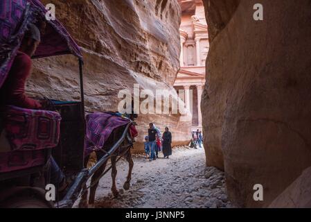 La Jordanie. 30Th Mar, 2017. Les touristes visiter la ville antique de Petra dans le gouvernorat de Ma'an de Jordanie, le 30 mars 2017. Credit : Meng Tao/Xinhua/Alamy Live News Banque D'Images