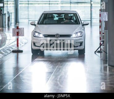 Une Volkswagen E-Golf peut être vu à la 'Glaeserne Manufaktur" (lit. 'Usine') à Dresde, Allemagne, 28 avril 2017. Photo : Oliver Killig/dpa-Zentralbild/dpa Banque D'Images