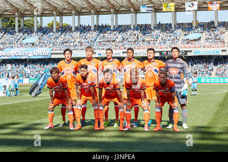 Kanagawa, Japon. 5 mai, 2017. Albirex Niigata line-up du groupe l'équipe de football/soccer : 2017 J1 match de championnat entre Kawasaki Frontale 3-0 Albirex Niigata à Todoroki Stadium à Kanagawa, Japon . Credit : AFLO SPORT/Alamy Live News Banque D'Images