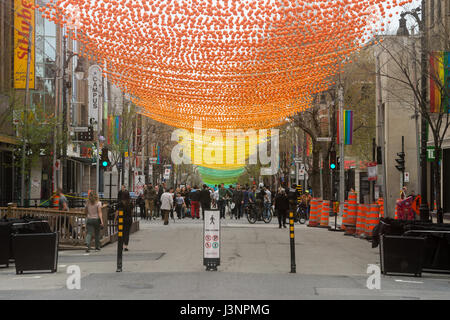 Montréal, Canada. 6 mai, 2017. Balles arc-en-ciel art installation '18 nuances de gay' sur la rue Sainte-Catherine dans le Village gai Crédit : Marc Bruxelles/Alamy Live News Banque D'Images