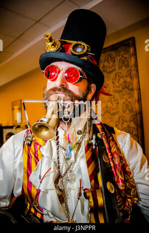 New York, USA. 6 mai 2017. Le monde Steampunk est le secteur le plus important événement Steampunk, et il accueille tout le monde, des plus expérimentés pour les curieux. Crédit : Jim DeLillo/Alamy Live News Banque D'Images