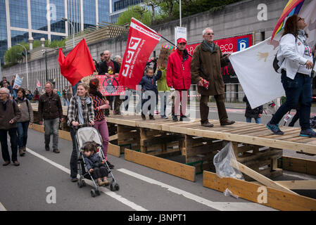 'Grande Parade - Grand Parade' Grand Parade, organisée par l'initiative des citoyens Hart boven hard - Tout autre chose dans les rues de Bruxelles, Belgique Le 07.05.2017 manifestants émergé pour arrêter la progression d'un modèle de société qui valorise l'individualisme et de la concurrence, de plus en plus de pression sur les plus faibles, déshumanise les relations entre personnes. Demander de l'indicatif pour l'émergence d'un autre modèle de société sur la base de milliers d'initiatives locales et sectorielles, la valorisation de l'ouverture et de débat, et cherchant à se lier et de se rendre compte de ce qui unit la société. par Wiktor Dabkowski | usag Banque D'Images