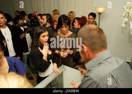 (L-R) Kim Kardashian, Kris Jenner, à l'occasion du lancement du pécheur céleste et bijoux Magazine GENLUX party sur le toit de l'hôtel de luxe à Los Angeles, CA Banque D'Images