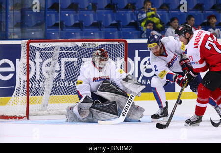 Kiev, UKRAINE - le 27 avril 2017 : Thomas HUNDERTPFUND d'Autriche (R) attaque les joueurs sud-coréens lors de leur championnat 2017 Championnat du Monde de Hockey sur Glace Banque D'Images