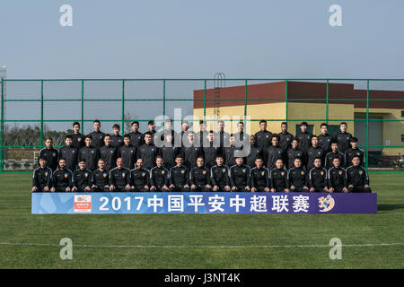 Photo de groupe de joueurs de Tianjin Quanjian C.F. pour le Football Chinois 2017 Super League, dans l'est de la ville de Yancheng, province de Jiangsu, le 27 février 2017. Banque D'Images