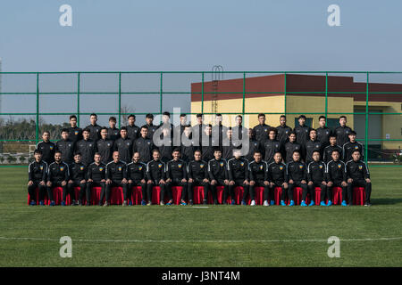 Photo de groupe de joueurs de Tianjin Quanjian C.F. pour le Football Chinois 2017 Super League, dans l'est de la ville de Yancheng, province de Jiangsu, le 27 février 2017. Banque D'Images