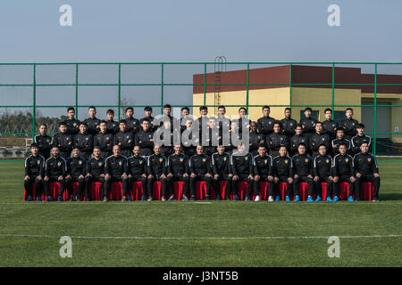 Photo de groupe de joueurs de Tianjin Quanjian C.F. pour le Football Chinois 2017 Super League, dans l'est de la ville de Yancheng, province de Jiangsu, le 27 février 2017. Banque D'Images