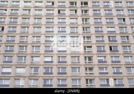 Platternbau, fenêtre façade d'un vieux bâtiment de la RDA Banque D'Images