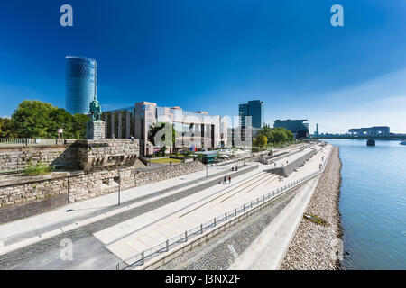 COLOGNE - 6 SEPTEMBRE : l'hôtel Hyatt et du Rhin à Cologne en Allemagne avec l'KolnTriangle office tower en arrière-plan le 6 septembre 2016 Banque D'Images