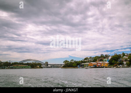 10 janvier 2017, Sydney, Australie : vue sur le Harbour Bridge et l'atelier de réparation des bâtiments du Balmain arrêt de Ferry, sur une journée d'été. Banque D'Images