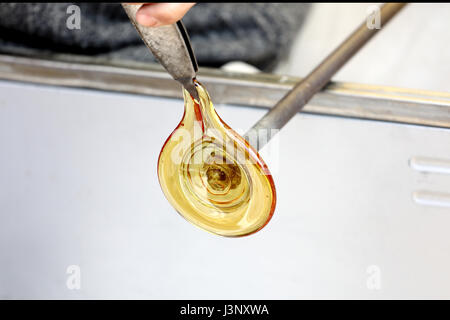 Un souffleur de verre Verre faire une belle Banque D'Images