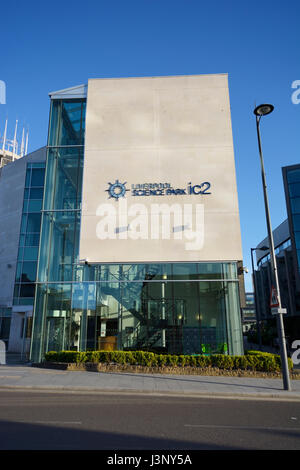 Liverpool John Moores University Science Park sur la Colline Brownlow, un bâtiment moderne contre un fond bleu ciel sans nuages. Banque D'Images