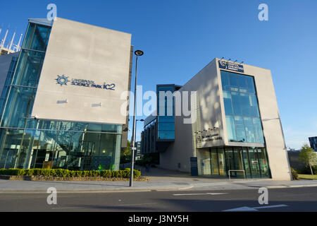 Liverpool John Moores University Science Park et John Lennon l'art et de design de l'immeuble sur la colline de Brownlow, un bâtiment moderne à l'encontre d'un bleu profond cloudl Banque D'Images