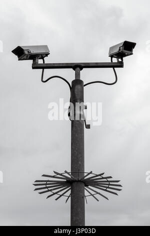 Caméras CCTV de sécurité monté sur un grand poteau de métal avec dispositif anti-escalade Banque D'Images
