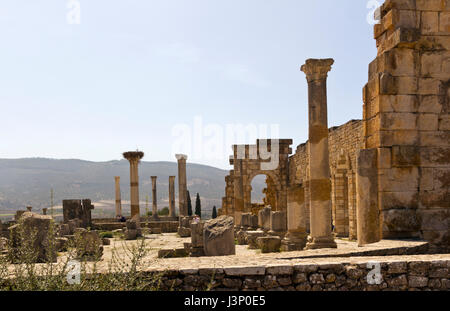 Arcades et colonnes de la vieille basilique dans les ruines de l'ancienne ville romaine de Volubilis, Maroc Banque D'Images