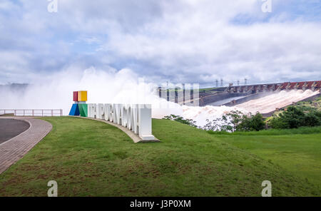 Au déversoir du barrage Itaipu sign - le Brésil et le Paraguay Border Banque D'Images