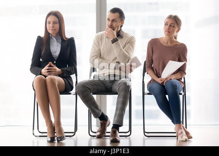 En attente d'entrevue d'emploi. Les candidats nerveux et inquiet sittin Banque D'Images