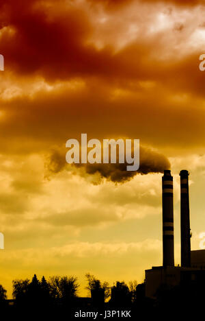 Les installations industrielles et la fumée de cheminée, polluant air concept Banque D'Images