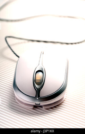 Souris d'ordinateur blanc sur une surface blanche Banque D'Images
