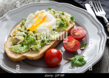Toast à l'avocat et œufs pochés Banque D'Images