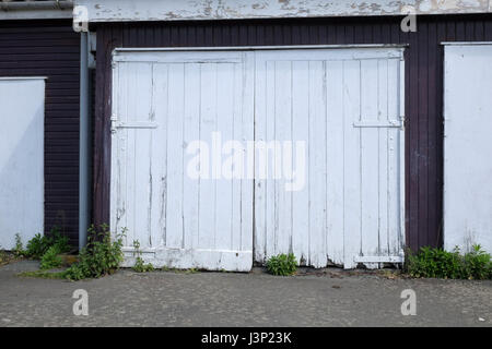 4 mai 2017 - Ancien ensemble de portes de garage en bois en décomposition près du front de mer à Portishead, North Somerset. Banque D'Images