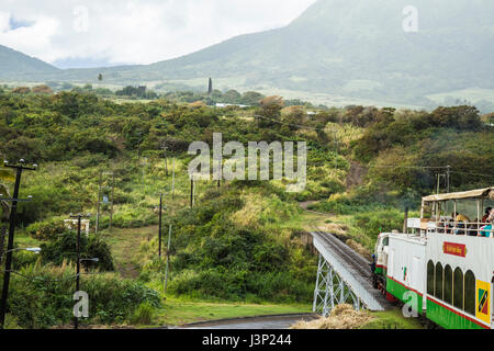 St Kitts Scenic Railway train traversant un pont sur chevalets Banque D'Images