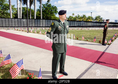 Miami Florida,Bayfront Park,The Moving Wall,Vietnam Veterans Memorial,réplique,noms,tué en action,cérémonie d'ouverture,militaire,guerre,soldat,honneur,garde Banque D'Images