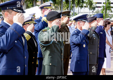 Miami Florida,Bayfront Park,The Moving Wall,Vietnam Veterans Memorial,réplique,cérémonie d'ouverture,militaire,guerre,uniforme,officier,grade,Airborne,branche,Hispa Banque D'Images