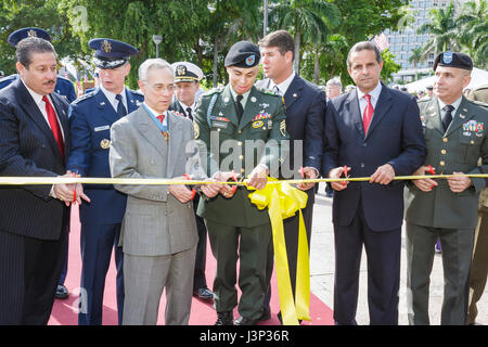 Miami Florida,Bayfront Park,The Moving Wall,Vietnam Veterans Memorial,réplique,cérémonie d'ouverture,militaire,guerre,coupe de ruban,hispanique homme hommes, maire Banque D'Images