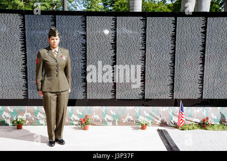 Miami Florida,Bayfront Park,The Moving Wall,Vietnam Veterans Memorial,réplique,noms,tué en action,cérémonie d'ouverture,militaire,guerre,armée,femme hispanique Banque D'Images