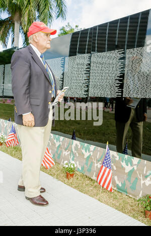 Miami Florida,Bayfront Park,The Moving Wall,Vietnam Veterans Memorial,réplique,noms,tué en action,cérémonie d'ouverture,militaire,guerre,homme hommes, senior Banque D'Images