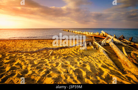 Coucher du soleil sur la plage du lac Supérieur dans la région de Whitefish Point, Michigan, Upper Peninsula Banque D'Images