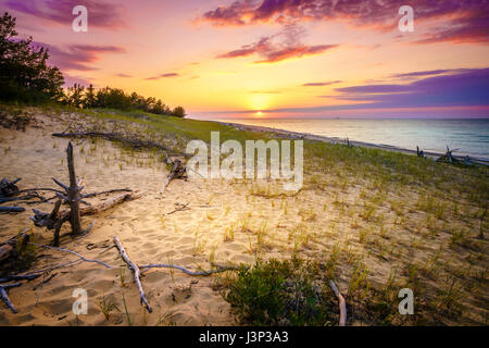 Coucher du soleil sur la plage du lac Supérieur dans la région de Whitefish Point, Michigan, Upper Peninsula Banque D'Images