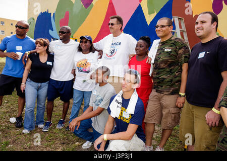 Miami Florida,Overtown,mains sur HANDSON Miami Day,bénévoles bénévoles communautaires bénévolat travailleurs du travail, travail d'équipe ensemble se Banque D'Images