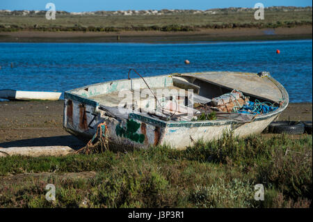 Vieux bateau de pêche sur la rive du Parc Naturel de la Ria Formosa, Portugal Banque D'Images