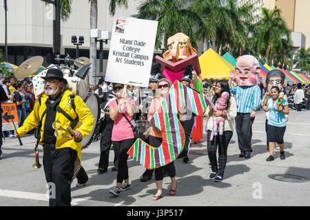 Miami Florida,Book Fair International,parade,personnages littéraires pour enfants,étudiants,un groupe d'un homme,animateur,étudiants en art d'université,pap Banque D'Images