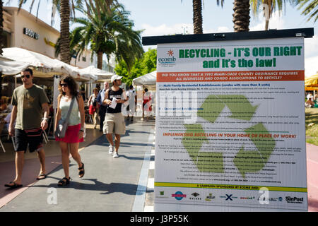 Miami Beach Florida,Lincoln Road Mall,Mall,America recycles Day,recyclage,information expo,exposant,ecomb,Environmental Coalition,poster,Green moveme Banque D'Images
