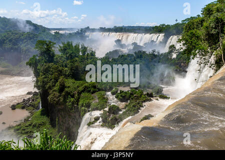 Chutes d'Iguaçu côté Argentin - vue depuis le Brésil et l'Argentine Border Banque D'Images