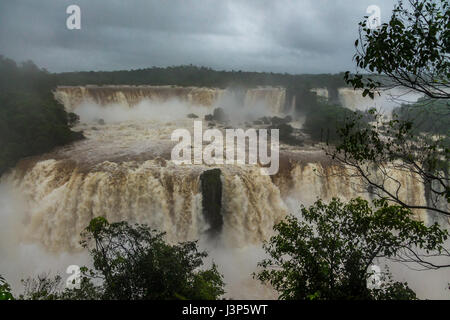 Chutes d'Iguaçu côté Brésilien - vue depuis le Brésil et l'Argentine Border Banque D'Images