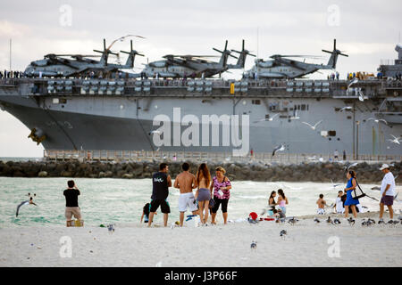 Miami Beach Florida,Atlantic Ocean Water Shore,public Beach Beaches,USS Kearsarge,Navy,amphibie Assault,militaire,bateau,hélicoptères,sable,public,b Banque D'Images