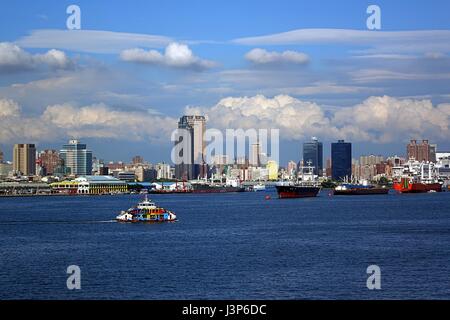 KAOHSIUNG, TAIWAN -- 11 MAI 2014 : une vue panoramique de la ville de Kaohsiung et port avec le port ferry dans l'avant-plan Banque D'Images