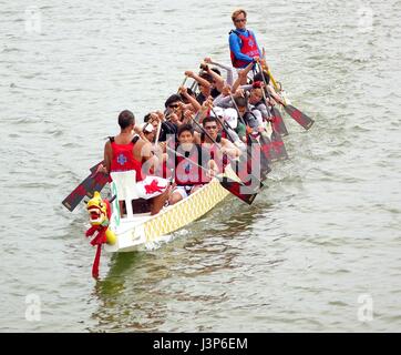 KAOHSIUNG, TAIWAN - Le 25 mai 2014 : Une équipe de China Steel Corporation participe à la 2014 courses de bateaux-dragons sur la Lotus Lake. Banque D'Images