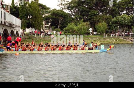 KAOHSIUNG, TAIWAN - Le 25 mai 2014 : deux équipes en concurrence non identifiés dans les courses de bateaux-dragons 2014 Lotus sur le lac. Banque D'Images