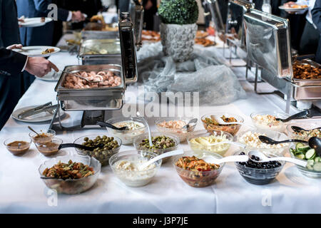 Variété de salades fraîches bols sur une table buffet dîner d'affaires Banque D'Images